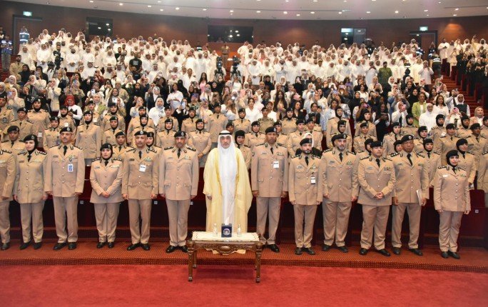 وزير الداخلية الكويتي يشهد حفل تخريج الدفعة (14) من منتسبات معهد الشرطة النسائية وزير الداخلية الكويتي يشهد حفل تخريج الدفعة (14) من منتسبات معهد الشرطة النسائية