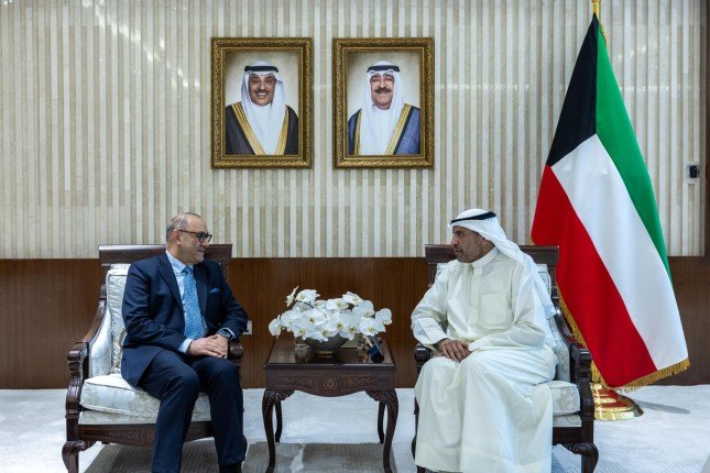 وزير الخارجية الكويتي يستقبل السفير العراقي لدى البلاد وزير الخارجية الكويتي يستقبل السفير العراقي لدى البلاد