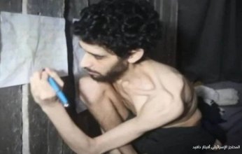 أحفر قبري بيدي.. حماس تنشر مقطعًا مصورًا للمحتجز الإسرائيلي