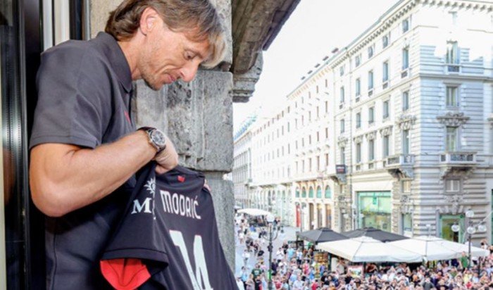 استقبال حافل لـ مودريتش من جماهير ميلان استقبال حافل لـ مودريتش من جماهير ميلان