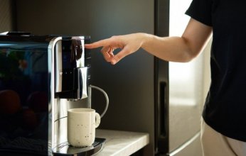 تحذير صحي: مواد مسرطنة في ماكينات القهوة المنزلية المصنوعة من البلاستيك الأسود