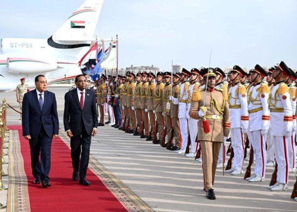 مصر.. رئيس الوزراء يستقبل نظيره السوداني بمطار القاهرة الدولي مصر.. رئيس الوزراء يستقبل نظيره السوداني بمطار القاهرة الدولي