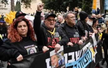 متظاهرون إسرائيليون يغلقون شارعًا رئيسيًا للمطالبة بوقف الحرب وإعادة المحتجزين