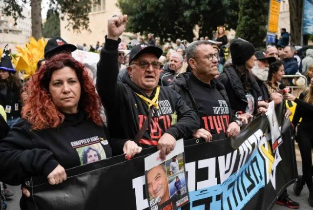 متظاهرون إسرائيليون يغلقون شارعًا رئيسيًا للمطالبة بوقف الحرب وإعادة المحتجزين متظاهرون إسرائيليون يغلقون شارعًا رئيسيًا للمطالبة بوقف الحرب وإعادة المحتجزين