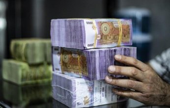 الليرة السورية تواصل الانهيار.. هل ساهمت زيادة الرواتب في تدهورها؟