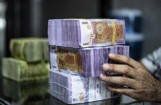 الليرة السورية تواصل الانهيار.. هل ساهمت زيادة الرواتب في تدهورها؟ الليرة السورية تواصل الانهيار.. هل ساهمت زيادة الرواتب في تدهورها؟