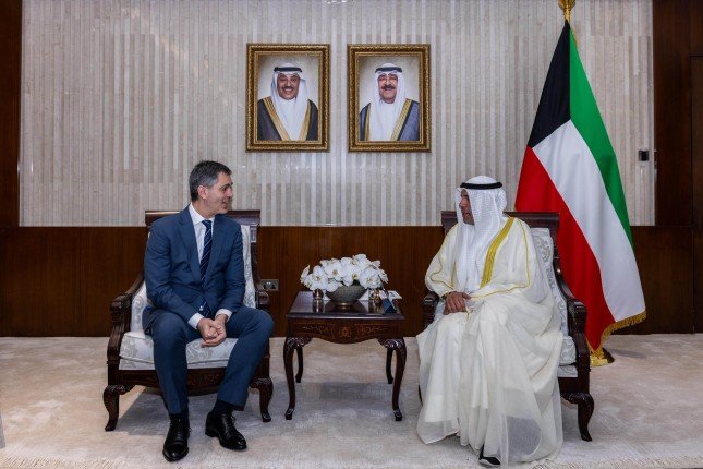 الكويت.. وزير الخارجية يتسلم نسخة من أوراق اعتماد سفير الأرجنتين لدى البلاد الكويت.. وزير الخارجية يتسلم نسخة من أوراق اعتماد سفير الأرجنتين لدى البلاد