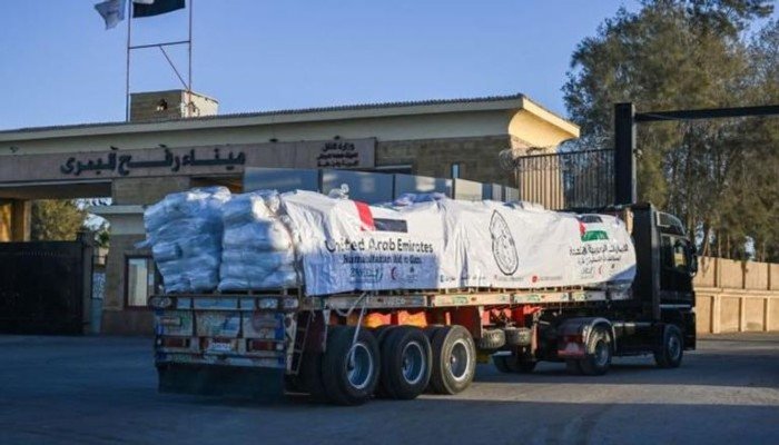 20 شاحنة مساعدات إماراتية تعبر رفح في طريقها إلى غزة 20 شاحنة مساعدات إماراتية تعبر رفح في طريقها إلى غزة