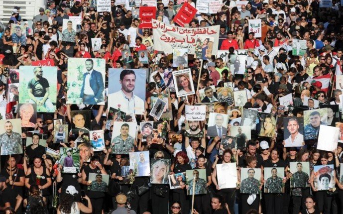 مسيرة لأهالي ضحايا انفجار مرفأ بيروت للمطالبة بتحقيق العدالة وإظهار نتيجة التحقيق مسيرة لأهالي ضحايا انفجار مرفأ بيروت للمطالبة بتحقيق العدالة وإظهار نتيجة التحقيق