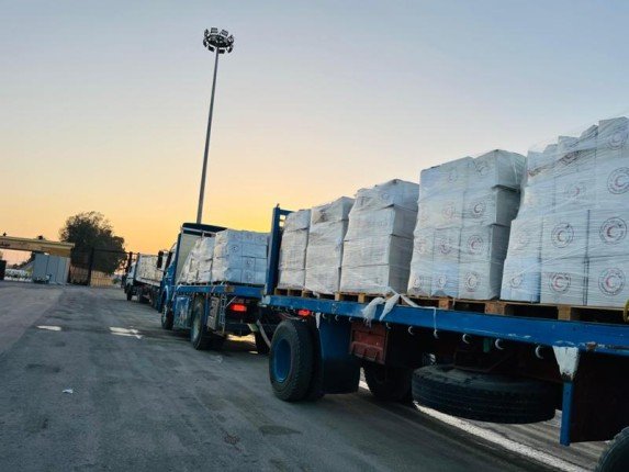 الهلال الأحمر المصري يدفع 2300 طن مساعدات غذائية وطبية إلى غزة الهلال الأحمر المصري يدفع 2300 طن مساعدات غذائية وطبية إلى غزة
