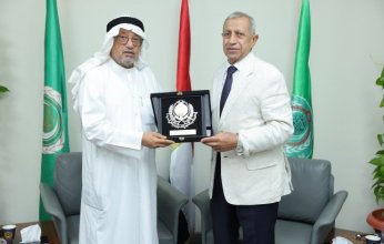 تكريم الدكتور يوسف العميري على إسهاماته البارزة في إنجاح قمة الإبداع العربي بالعلمين