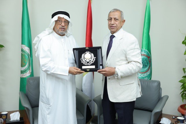 تكريم الدكتور يوسف العميري على إسهاماته البارزة في إنجاح قمة الإبداع العربي بالعلمين تكريم الدكتور يوسف العميري على إسهاماته البارزة في إنجاح قمة الإبداع العربي بالعلمين