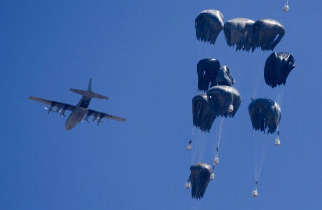 الأردن ينفذ 5 إنزالات جوية للمساعدات على غزة الأردن ينفذ 5 إنزالات جوية للمساعدات على غزة
