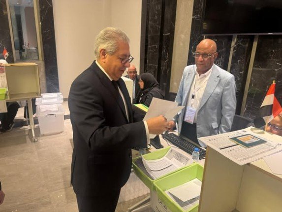 بالصور.. بدء عملية التصويت في انتخابات مجلس الشيوخ بمقر السفارة المصرية في الكويت بالصور.. بدء عملية التصويت في انتخابات مجلس الشيوخ بمقر السفارة المصرية في الكويت