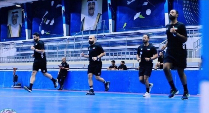 لجنة الحكام تقدم جائزة "مشينة" لأفضل حكم كويتي لجنة الحكام تقدم جائزة "مشينة" لأفضل حكم كويتي