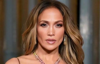 بالفيديو| صرصار ضخم يهاجم جينيفر لوبيز على المسرح.. شاهد رد فعلها