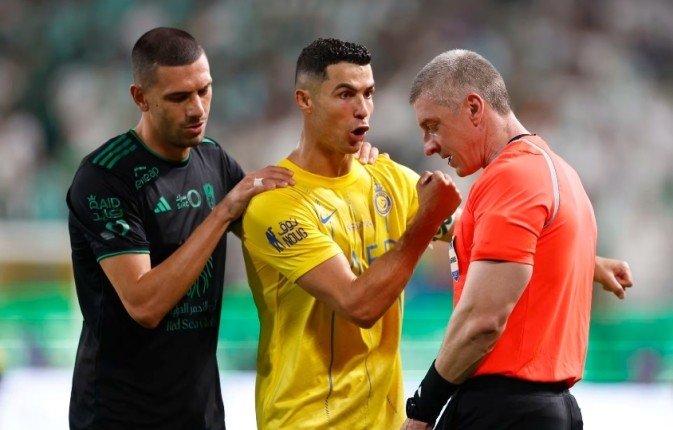 الاتحاد السعودي يعلن آلية طلب استقدام حكام أجانب بالموسم الجديد الاتحاد السعودي يعلن آلية طلب استقدام حكام أجانب بالموسم الجديد