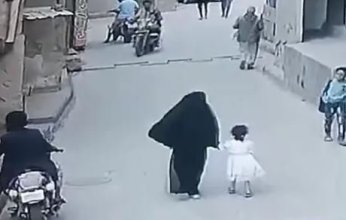 شجاعة نادرة.. طفل ينقذ شقيقته من محاولة اختطاف في اليمن (فيديو)