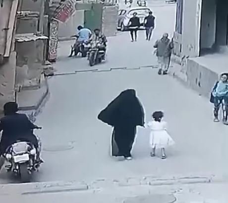 شجاعة نادرة.. طفل ينقذ شقيقته من محاولة اختطاف في اليمن (فيديو) شجاعة نادرة.. طفل ينقذ شقيقته من محاولة اختطاف في اليمن (فيديو)