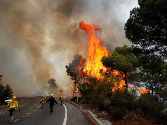 إجلاء أكثر من ألف شخص شمال غرب إسبانيا جراء حرائق الغابات إجلاء أكثر من ألف شخص شمال غرب إسبانيا جراء حرائق الغابات