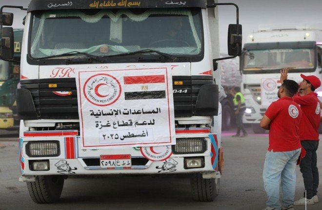 قافلة مساعدات مصرية جديدة إلى غزة تضم أكثر من 3200 طن إغاثة قافلة مساعدات مصرية جديدة إلى غزة تضم أكثر من 3200 طن إغاثة