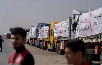 إدخال 129 شاحنة مساعدات إنسانية إلى الفلسطنيين بقطاع غزة