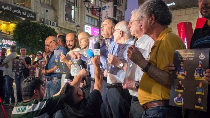 الصحفيين الفلسطينيين تنظم وقفة احتجاجية تنديدا باغتيال الاحتلال ستة صحفيين في غزة الصحفيين الفلسطينيين تنظم وقفة احتجاجية تنديدا باغتيال الاحتلال ستة صحفيين في غزة