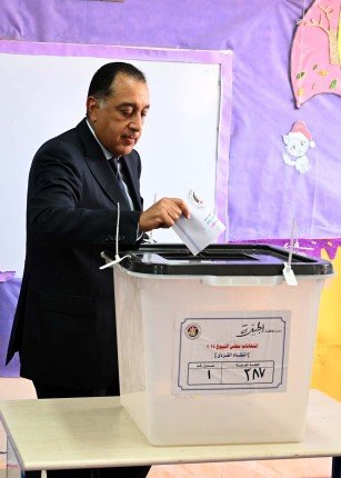 مصر.. رئيس مجلس الوزراء يُدلي بصوته في انتخابات مجلس الشيوخ 2025 (صور) مصر.. رئيس مجلس الوزراء يُدلي بصوته في انتخابات مجلس الشيوخ 2025 (صور)