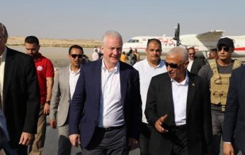 محافظ شمال سيناء يرافق وفدًا أمريكيًا إلى معبر رفح ويتحدث عن "خط أحمر" أمام الاحتلال الإسرائيلي