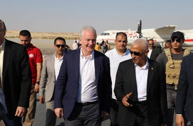 محافظ شمال سيناء يرافق وفدًا أمريكيًا إلى معبر رفح ويتحدث عن "خط أحمر" أمام الاحتلال الإسرائيلي محافظ شمال سيناء يرافق وفدًا أمريكيًا إلى معبر رفح ويتحدث عن "خط أحمر" أمام الاحتلال الإسرائيلي