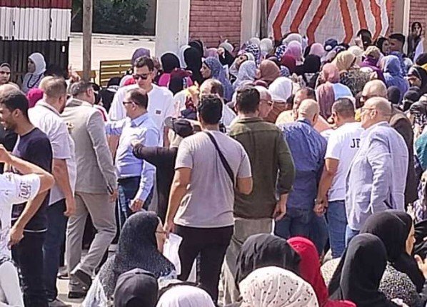 مع اقتراب موعد إغلاق صناديق الاقتراع.. تزايد اقبال الناخبين على لجان انتخابات مجلس الشيوخ مع اقتراب موعد إغلاق صناديق الاقتراع.. تزايد اقبال الناخبين على لجان انتخابات مجلس الشيوخ