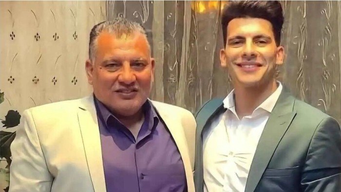 والد "زيزو" يكسر صمته و يرد على جمهور الزمالك بعد الهجوم على نجله وزوجته والد "زيزو" يكسر صمته و يرد على جمهور الزمالك بعد الهجوم على نجله وزوجته