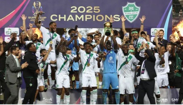 الأهلي بطلا لكأس السوبر السعودي للمرة الثانية في تاريخه الأهلي بطلا لكأس السوبر السعودي للمرة الثانية في تاريخه