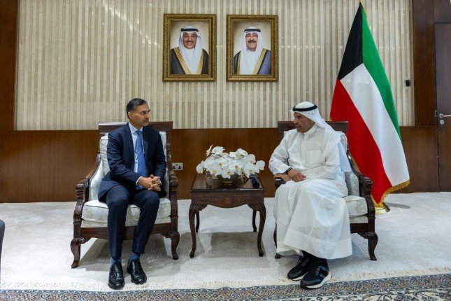 وزير الخارجية الكويتي يستقبل السفير الهندي لدى البلاد وزير الخارجية الكويتي يستقبل السفير الهندي لدى البلاد