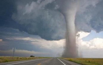 إعصار "إيرين" يواصل الاقتراب من الساحل الشرقي الأمريكي وأوامر بإخلاء بعض جزر كارولاينا الشمالية.. ماذا يحدث؟