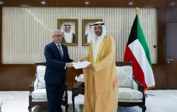 وزير الخارجية الكويتي يتسلم رسالة خطية موجهة إلى أمير البلاد من الرئيس المصري