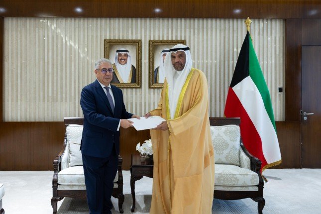 وزير الخارجية الكويتي يتسلم رسالة خطية موجهة إلى أمير البلاد من الرئيس المصري وزير الخارجية الكويتي يتسلم رسالة خطية موجهة إلى أمير البلاد من الرئيس المصري