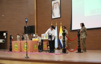 الكويت.. وزير الدفاع يشهد القرعة العلنية لاختيار المتقدمات الجامعيات لدورة الضباط الدفعة (1)