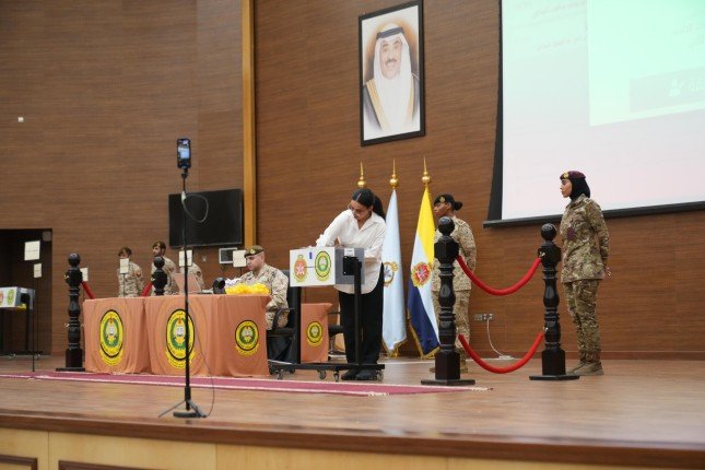 الكويت.. وزير الدفاع يشهد القرعة العلنية لاختيار المتقدمات الجامعيات لدورة الضباط الدفعة (1) الكويت.. وزير الدفاع يشهد القرعة العلنية لاختيار المتقدمات الجامعيات لدورة الضباط الدفعة (1)