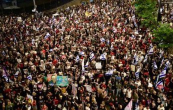 تظاهرة حاشدة في تل أبيب احتجاجًا على نية الحكومة احتلال غزة