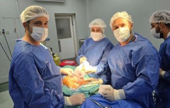 فريق طبي في مصر يستخرج هاتفا محمولا من معدة مريض