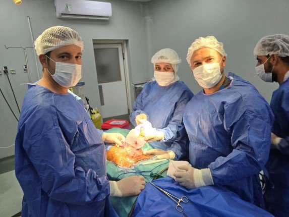 فريق طبي في مصر يستخرج هاتفا محمولا من معدة مريض فريق طبي في مصر يستخرج هاتفا محمولا من معدة مريض
