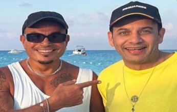 مصطفى قمر يفاجئ عمرو دياب بأغنية خاصة في أحدث ظهور لهما بالساحل الشمالي