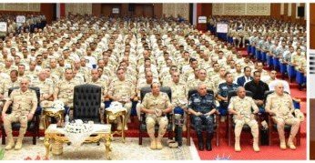 مصر.. القائد العام للقوات المسلحة وزير الدفاع والإنتاج الحربي يلتقي عددا من مقاتلي المنطقة الغربية العسكرية