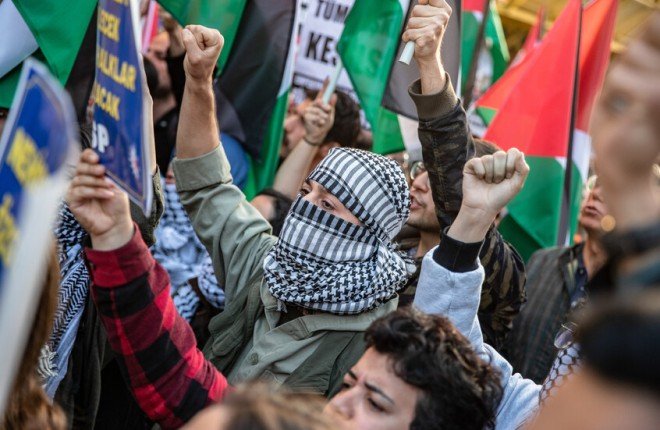آلاف الأتراك يتظاهرون في إسطنبول احتجاجًا على العدوان الإسرائيلي ودعمًا لغزة آلاف الأتراك يتظاهرون في إسطنبول احتجاجًا على العدوان الإسرائيلي ودعمًا لغزة