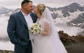 حفل زفاف روسي على أعلى قمة في أوروبا يشعل السوشيال ميديا