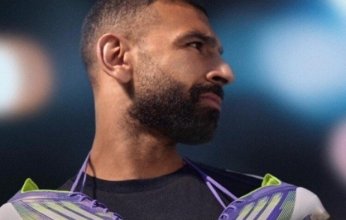 محمد صلاح يستعرض حذائه الجديد.. يحمل اسمه وعلم مصر