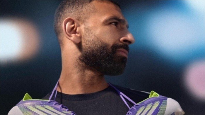 محمد صلاح يستعرض حذائه الجديد.. يحمل اسمه وعلم مصر محمد صلاح يستعرض حذائه الجديد.. يحمل اسمه وعلم مصر