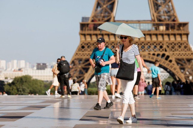 فرنسا تعلن حالة الطوارئ القصوى في 14 مقاطعة بسبب موجة حر قد تصل إلى 43 درجة مئوية فرنسا تعلن حالة الطوارئ القصوى في 14 مقاطعة بسبب موجة حر قد تصل إلى 43 درجة مئوية