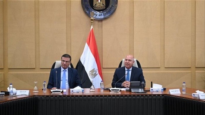 كامل الوزير وعلاء فاروق يبحثان التوسع في تصنيع الزبيب وتوطين صناعة الكتان كامل الوزير وعلاء فاروق يبحثان التوسع في تصنيع الزبيب وتوطين صناعة الكتان